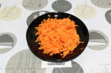 Шаг 2. Морковь натереть на терке.