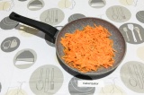 Шаг 5. Добавить морковь и пассеровать 3 минуты.