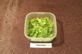 Шаг 1. Измельчить листья салата.