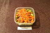 Шаг 5. Рыбу нарезать мелкими кубиками, добавить к салату.