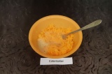 Шаг 4. Смешать натертую морковь с взбитыми яйцами.