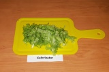 Шаг 4. Разделить салат на 2 части: крупные листья оставить для укладки салата