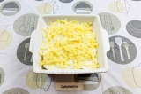 Шаг 5. Залить сметанную смесь и присыпать сыром.