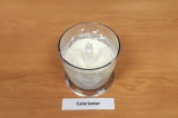 Шаг 1. Взбить творог, сгущеное молоко и 1 ст. л. йогурта в чаше блендера до одно
