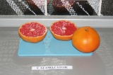 Шаг 1. Порезать грейпфрут на две части.