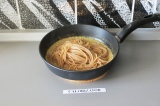Шаг 4. Добавить спагетти и потомить под крышкой 5 минут.