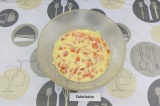 Шаг 4. Добавить к яичной смеси сыр, помидоры и перец.