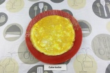 Шаг 4. Испечь два яичных блинчика на сухой сковороде.