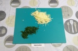 Шаг 2. Сыр натереть на терке, а зелень нарезать.