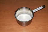 Шаг 4. В молоко добавить кокосовую стружку, подсластитель и оставшийся желатин