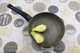 Шаг 3. Пожарить авокадо с яйцом на сухой сковороде на среднем огне под закрытой