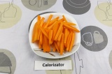 Шаг 3. Морковь очистить и нарезать.