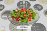 Готовое блюдо: свежий салат с киви