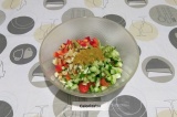 Шаг 8. Смешать все ингредиенты, заправить салат.