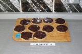 Шаг 8. Покрыть каждое печенье шоколадом.