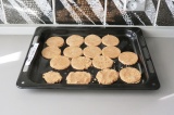 Шаг 5. Выложить печенье на противень и выпекать при 120 градусах 15 минут.