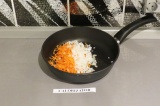 Шаг 3. Припустить морковь и лук в течение 5 минут.