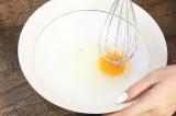 Шаг 1. Для приготовления творожного теста взбить куриное яйцо с солью.