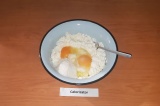 Шаг 1. Растереть творог, яйца, 10 гр. кокосовой стружки, сахарозаменитель и разр
