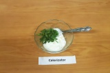 Шаг 7. Для соуса смешать йогурт, измельченный чеснок и зелень, добавить соль.