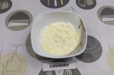 Шаг 2. Смешать яйцо с йогуртом.