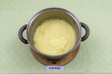 Шаг 2. Сделать пюре с добавлением небольшого количества воды в которой картофель