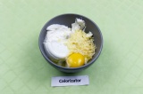 Шаг 5. В рикотту добавить твердый сыр, яйцо, подсолить.