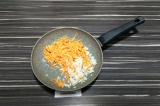 Шаг 5. Лук и морковь пассеровать с добавлением масла.