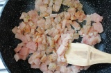 Шаг 2. Курицу обжарить на сухой сковороде с добавлением специй и соли.