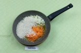 Шаг 5. Пассеровать лук и морковь, затем добавить рис и перемешать.