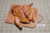 Шаг 3. Курицу разрезать по грудине.