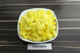 Шаг 1. Картофель нарезать кубиками.