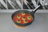 Шаг 8. Добавить томатный соус и тушить 5 минут под крышкой на медленном огне.