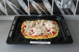 Шаг 10. Выложить начинку и сыр на пиццу и поставить в духовку на 10 минут.