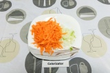 Шаг 2. Морковь натереть на терке, лук мелко нарезать.