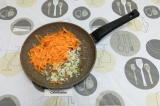 Шаг 4. Пассеровать морковь и лук 5 минут.