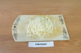 Шаг 9. Сыр натереть на крупной терке.