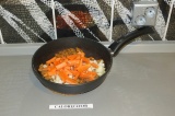 Шаг 5. Добавить морковь и лук к индейке. Присыпать специями и обжарить в течение