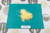Шаг 1. Натереть сыр на терке и разделить его на две равные части.