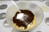 Шаг 2. Добавить муку, какао и разрыхлитель, вымешать тесто.