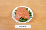 Шаг 11. Залить томатным соком измельченные овощи, убрать в холодильник на 20 мин