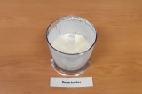 Шаг 1. Творог пробить с молоком в чаше блендера в течение 7-10 минут до однородн