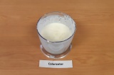 Шаг 4. Влить желатин в творожно-молочную смесь, хорошо перемешать.
