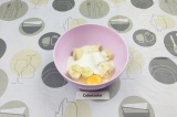 Шаг 1. В глубокую миску выложить банан, добавить яйцо и 100 мл. йогурта.
