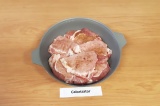 Шаг 3. Натереть мясо приправами, выложить в миску с высокими бортами.