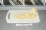Шаг 1. Очистить и нарезать картофель крупными кусочками.