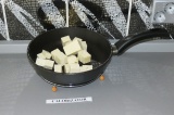 Шаг 8. Обжарить тофу на сухой сковороде.