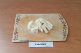 Шаг 3. Сыр нарезать брусочками толщиной 1 см.