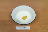 Шаг 1. В кефир добавить яйцо и соль, перемешать.
