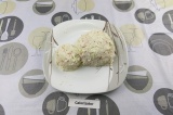 Шаг 8. Выложить салат на плоскую тарелку, сформировать два шара разного размера